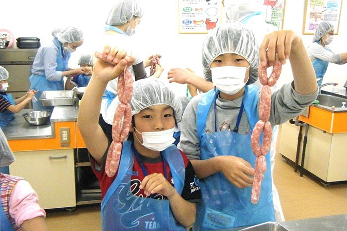 工場見学内のウインナー作り体験教室