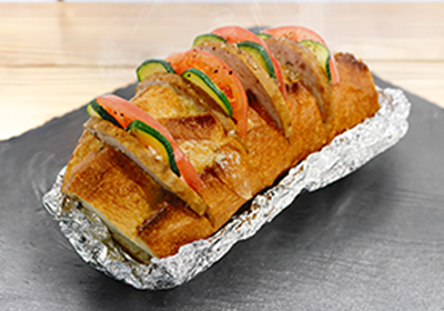 ソーセージステーキとフランスパンのホイル焼